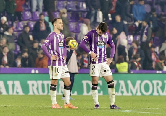 Iván Sánchez y Luis Pérez aguantan en el césped al final del partido en busca de explicaciones.