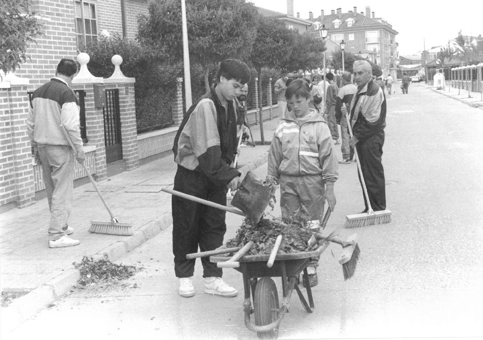 Vecinos de la Asociación 'Cervantes' barren el barrio de La Tomatera. Junio de 1993.