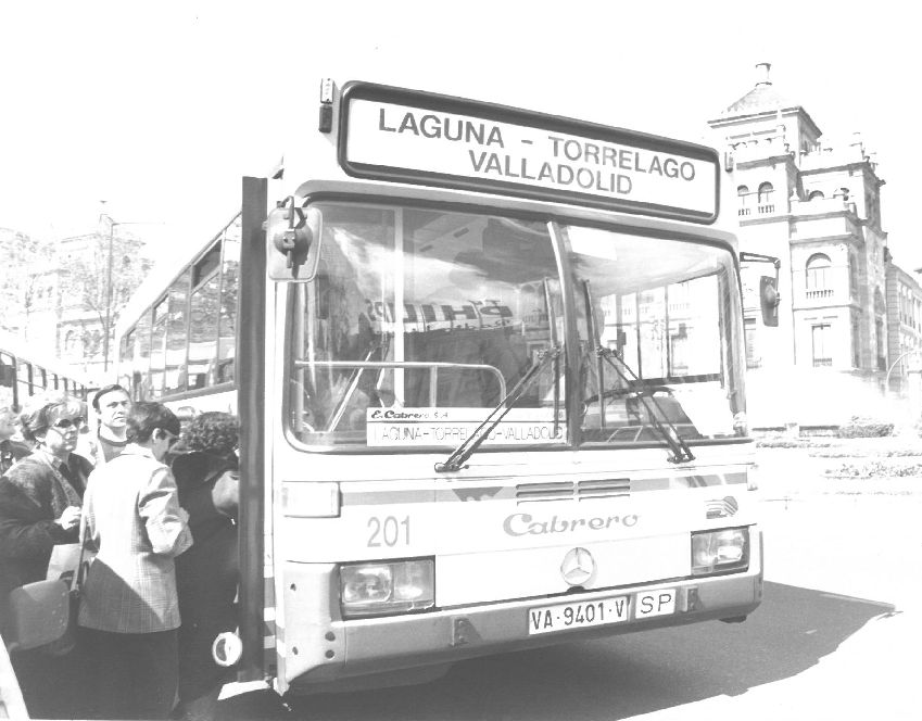 El autobús de Laguna en la antigua parada de la plaza de Zorrilla. Abril de 1994.