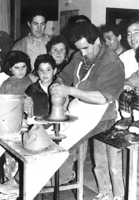 El alfarero Daniel Serna Sigüenza en la peña El Fregao. Abril de 1992.