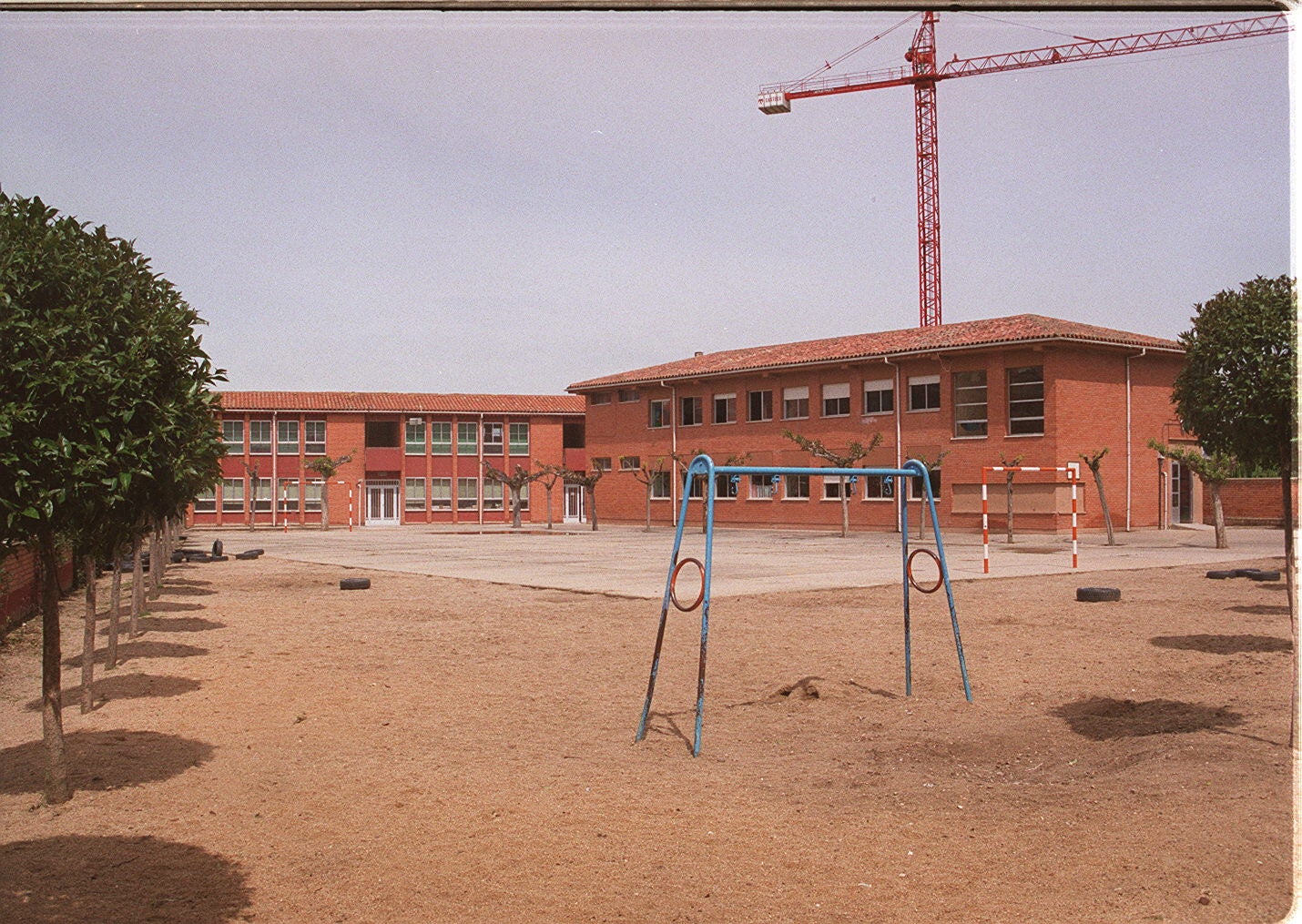 Instalaciones del Colegio Los Valles, conocido como del Depósito, en mayo de 2000.