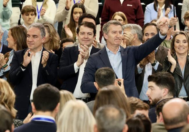 Mañueco, entre Feijóo y Bendodo, este domingo, en Valladolid.