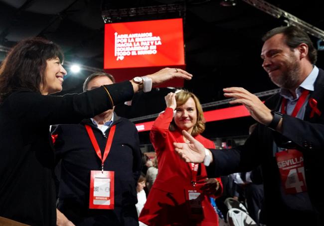 Ana Redondo saluda a Óscar Puente en en congreso de Sevilla.