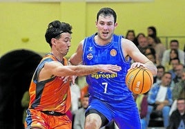 Xabi Oroz protege el balón ante Marín.