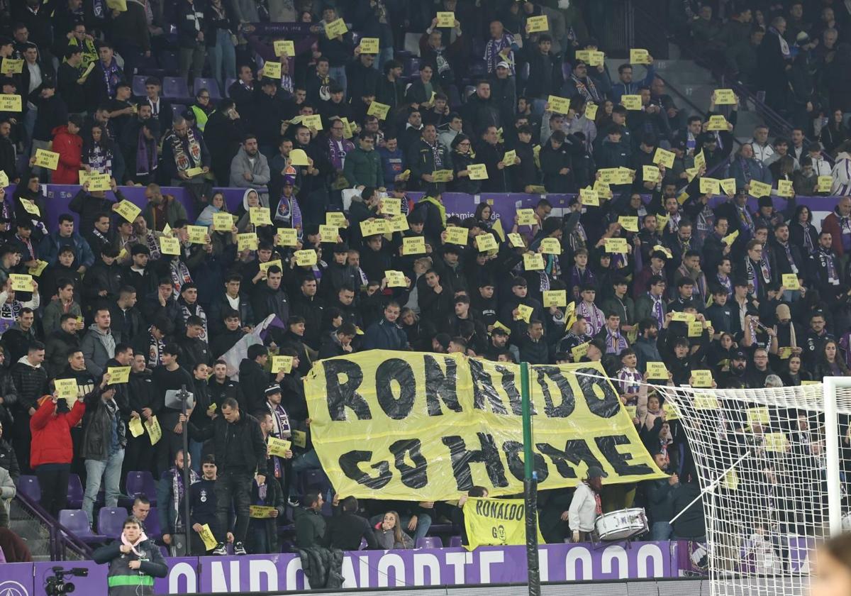 Pancarta y cuartillas de protesta en el Fondo Norte contra la gestión de Ronaldo.