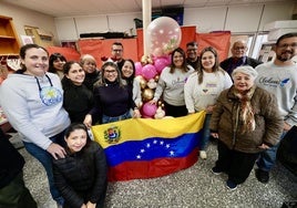 Los participantes en el mercado navideño de la Asociación de Venezolanos de Valladolid.