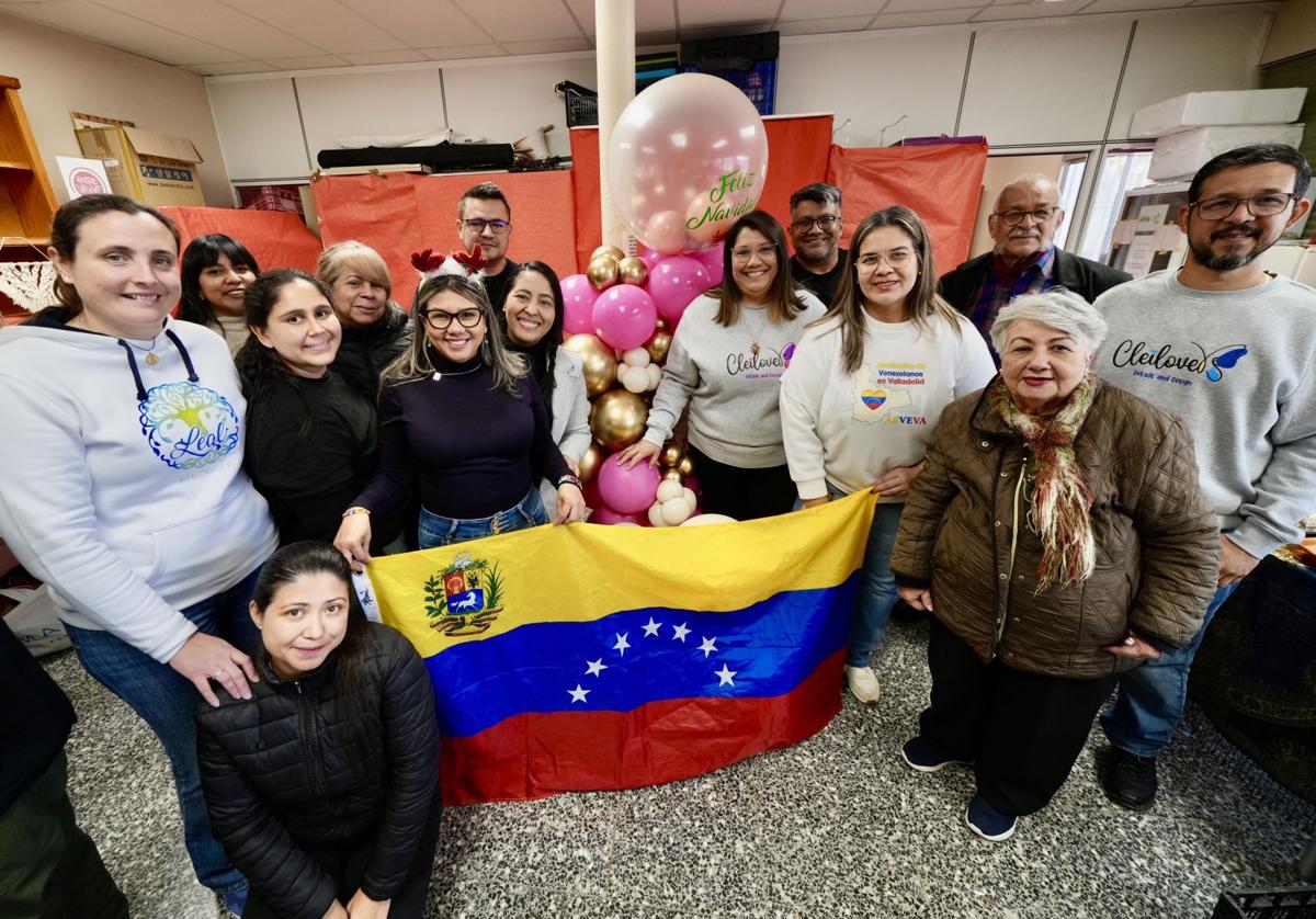 Los participantes en el mercado navideño de la Asociación de Venezolanos de Valladolid.