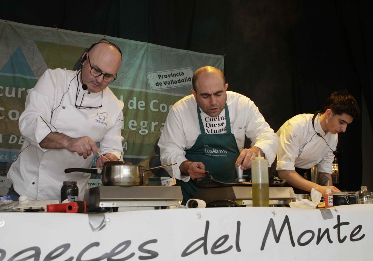 Eugenio Macías (derecha), ganador del Concurso; Helio Flores, (centro); y Alejandro Marcos, segundo clasificado.