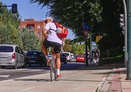 Un ciclista urbano circula por el carril bici de Juan Carlos I.