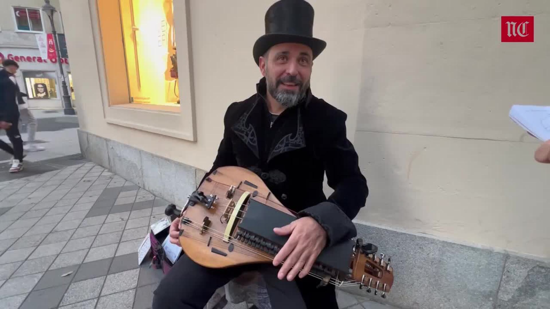 La zanfona que llena de música la calle Santiago