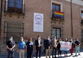 Colocación de la bandera LGTBI en junio de 2020 en la Diputación de Valladolid.