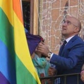 Puente califica de «homofobia» la negativa de Carnero a colgar la bandera arcoíris