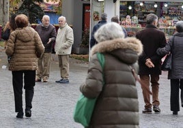 Varios jubilados en la plaza de Zorrilla de Valladolid este lunes.