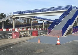 Pasarela peatonal en Los Ángeles de San Rafael.