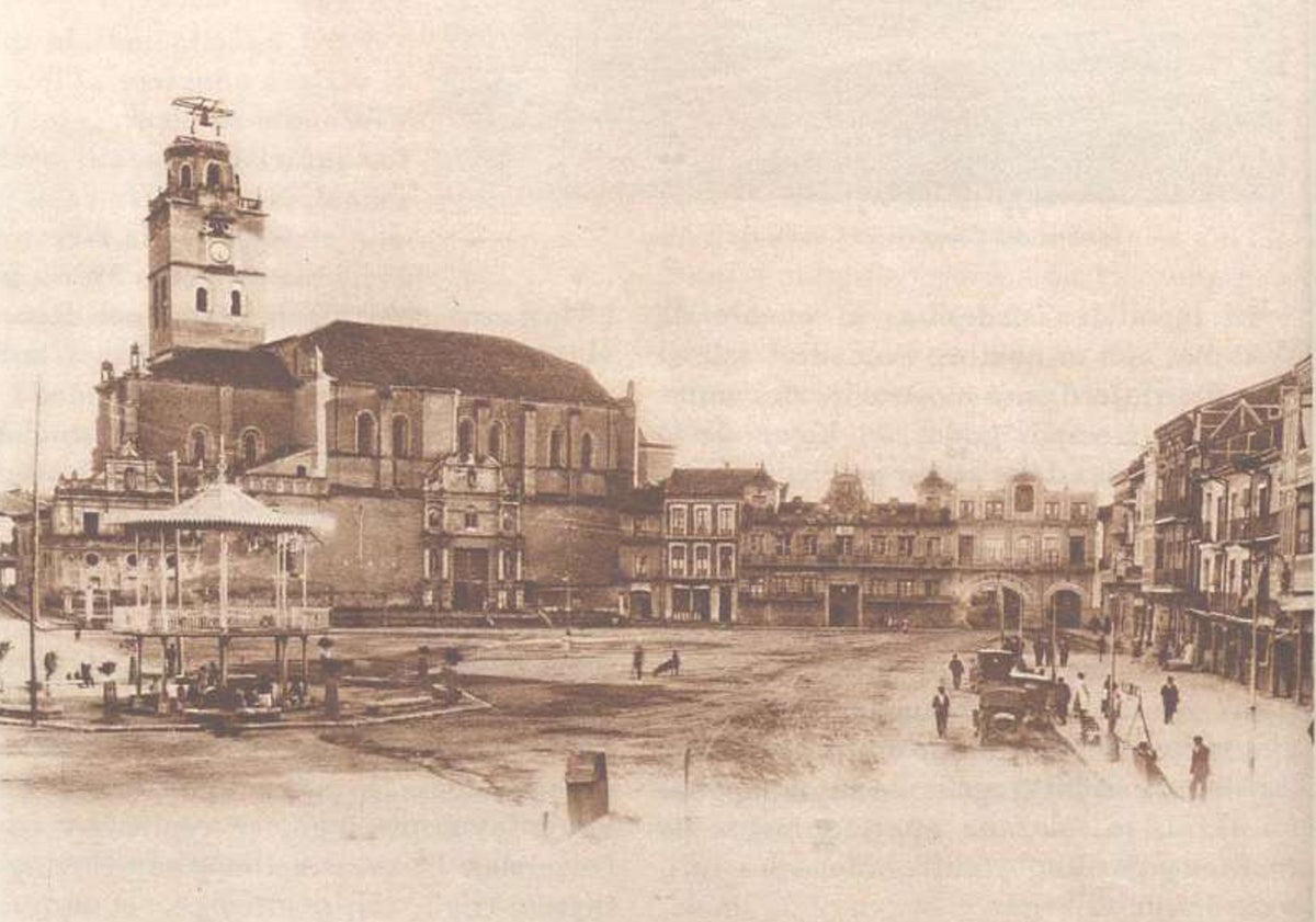 Imagen principal - Arriba, la Plaza Mayor de Medina del Campo en una fotografía antigua. Abajo, esquela de Baldomero Alonso, concejal y víctima del vendaval, y la Estación del Norte de la localidad.