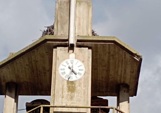 El reloj del campanario de Montejo de la Vega de la Serrezuela, parado en la mañana de este lunes.