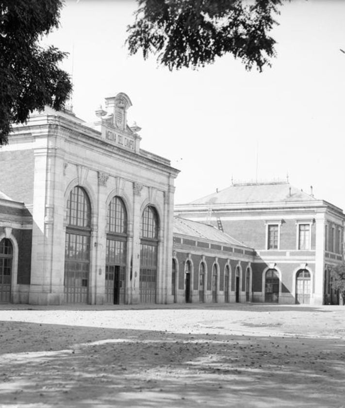 Imagen secundaria 2 - Arriba, la Plaza Mayor de Medina del Campo en una fotografía antigua. Abajo, esquela de Baldomero Alonso, concejal y víctima del vendaval, y la Estación del Norte de la localidad.