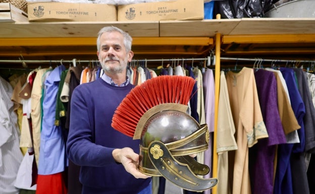 Juan Manuel Para, quien dará a vida a San José este año, posa junto a uno de los cascos del vestuario de los soldados del Belén Viviente de Laguna de Duero.