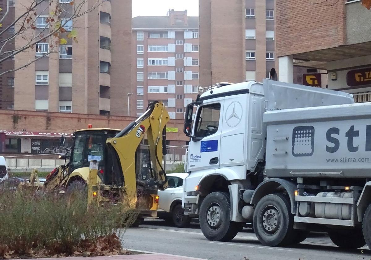 Los operarios inician la reparación de la fuga detectada en Adolfo Miaja de la Muela.