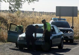 Control de la Guardia Civil en las inmediaciones de Palazuelos de Eresma.