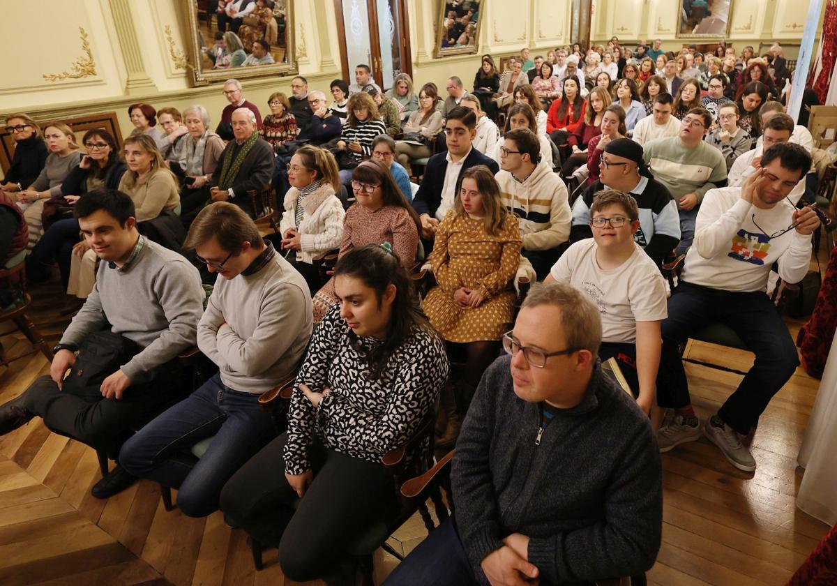 Asistentes a la presentación del libro de recetas en el Casino de Palencia.