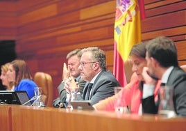 Miembros de la Mesa de las Cortes, en un pleno del Parlamento de Castilla y León.