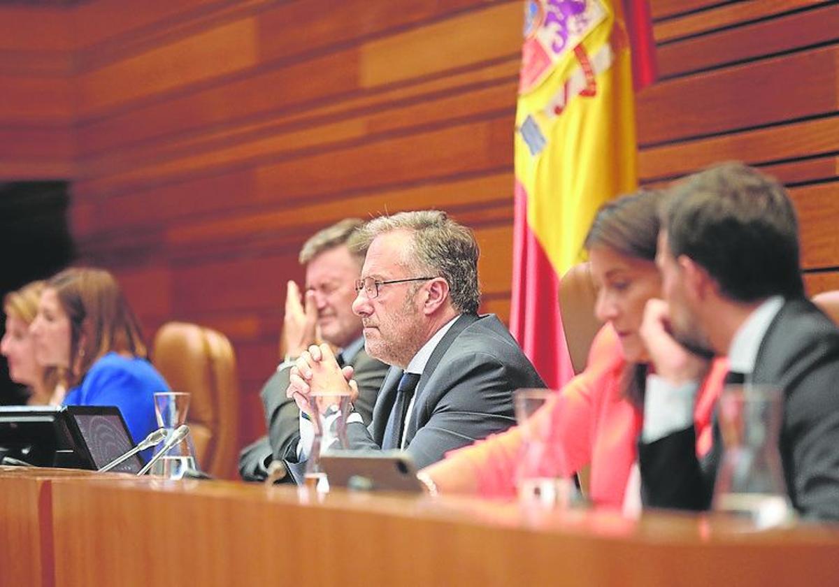 Miembros de la Mesa de las Cortes, en un pleno del Parlamento de Castilla y León.