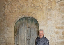 El alcalde de Valdecañas de Cerrato, ante la puerta de la Casa del Cordón.