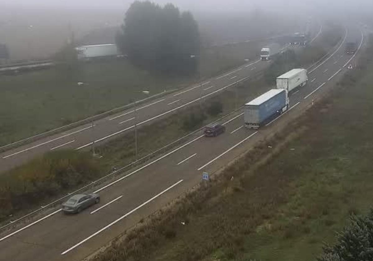 Niebla en el kilómetro 125 de la A-62, entre Valladolid y Zaratán, captada por las cámaras de la DGT.