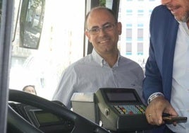 Luis Vélez, durante su etapa como concejal de Movilidad, en un autobús de Auvasa.