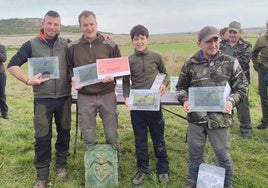 Trifino Vegas, en el centro, muestra su trofeo de campeón de Castilla y León de bajo vuelo.