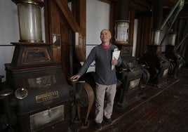 Luis Rey, propietario de la harinera familiar La Dominica, posa junto a los molinos de la fábrica.