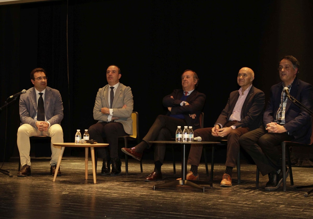 (de izquierda a derecha) Roberto Díez, alcalde de Peñafiel; Víctor Alonso, vicepresidente de la Diputación de Valladolid; Ángel González, director general de Turismo de la Junta de Castilla y León; Ramiro Ruiz Medrano, expresidente de la Diputación de Valladolid; y Félix Ángel Martín, exalcalde de Peñafiel.