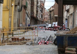 Imagen de archivo de obras en la calle de La Plata por una avería en mayo.