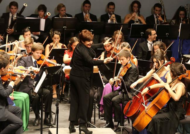 La actriz vallisoletana Concha Velasco dirige a la Joven Orquesta Sinfónica de Valladolid.