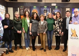 La presidenta de honor de Gullón y su hija Lourdes, presidenta de la galletera, en el centro, en la inauguración de la exposición.