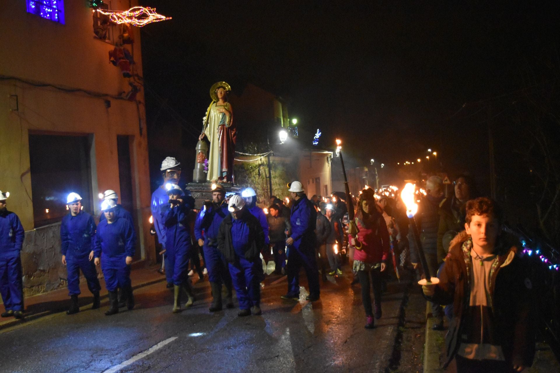 Barruelo festeja a Santa Bárbara con antorchas