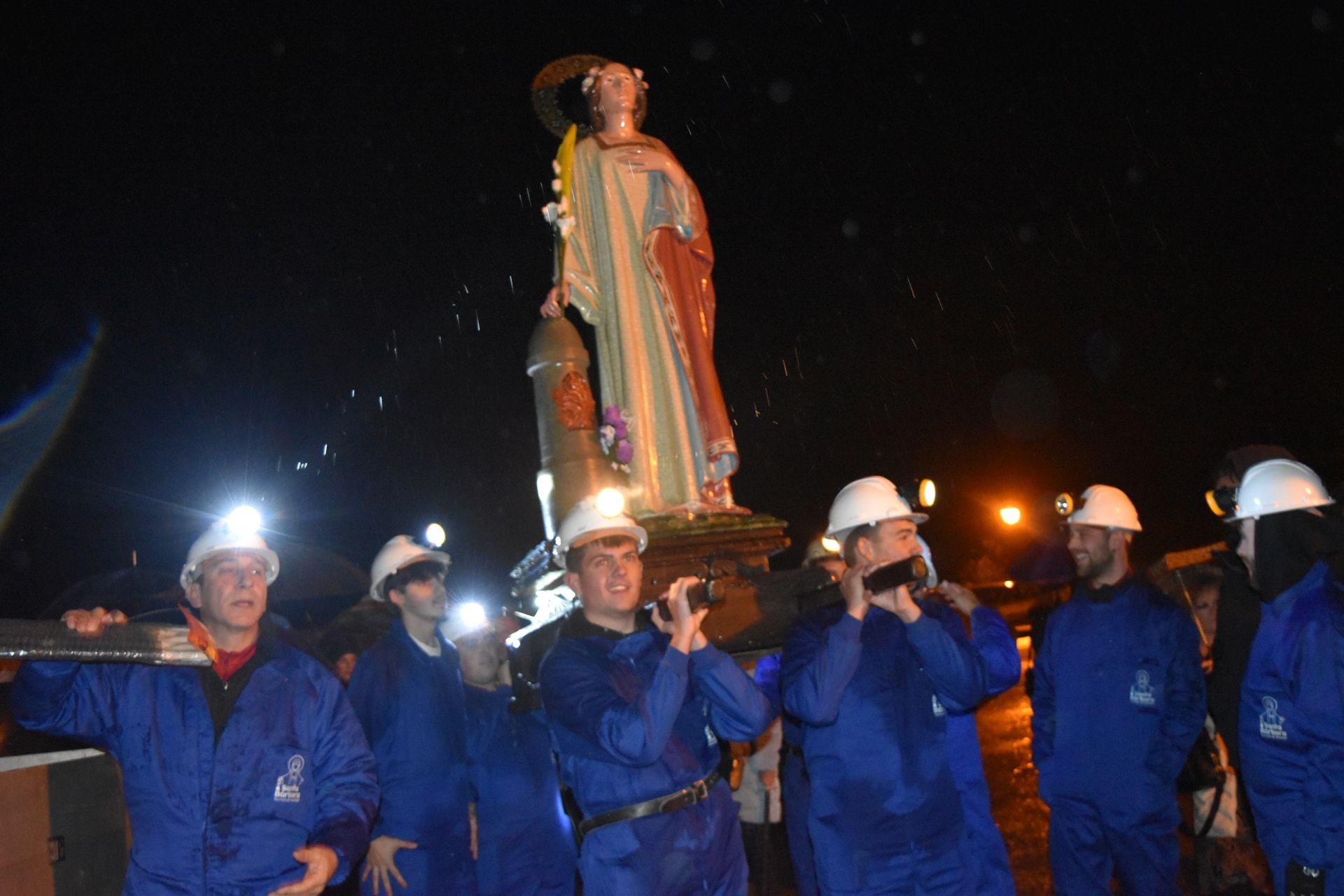 Barruelo festeja a Santa Bárbara con antorchas