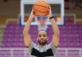 Mike Torres posa en la pista central de Pisuerga tras un entrenamiento.