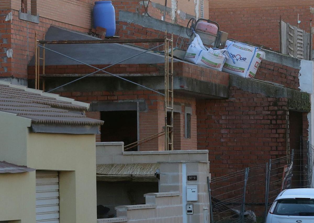 Imagen secundaria 1 - Arriba, una nave abandonada en la localidad; obras que se ejecutan en una vivienda de Bernuy de Porreros, y una grúa trabaja en la construcción de la planta de Drylock en Los Hitales 