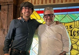 El cocinero y presentador Alberto Chicote (derecha) en el restaurante Los Zagales de Valladolid.