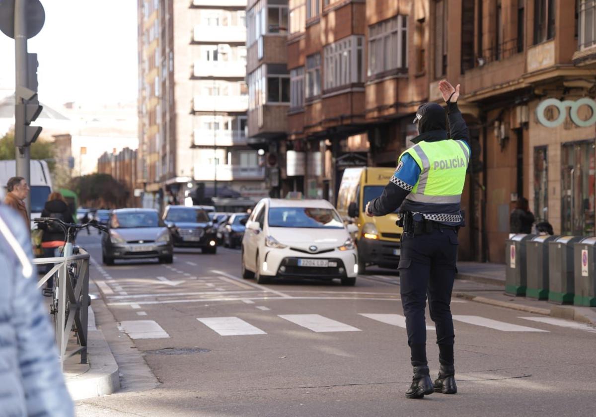 Un agente de la Policía Local regula el tráfico en las inmediaciones de la Circular.