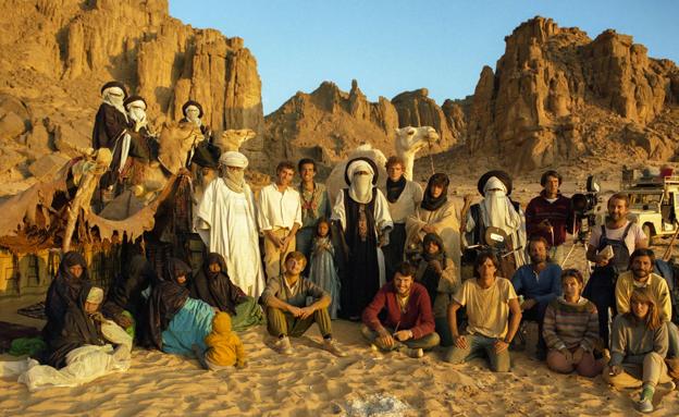 Fotografía del equipo de rodaje y extras locales de una tribu tuareg en 1983.