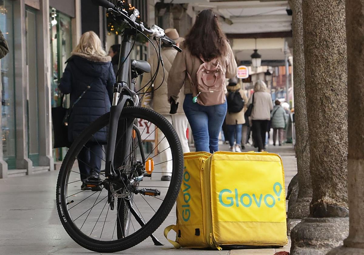 La bicicleta de un repartido de Glovo en los soportales de la Plaza Mayor de Valladolid.
