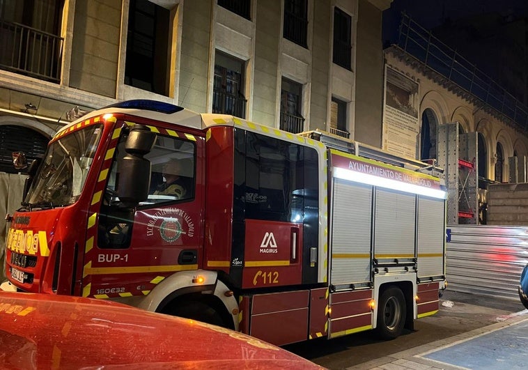 Bomberos frente al Teatro Lope de Vega de Valladolid, a primera hora de este miércoles.