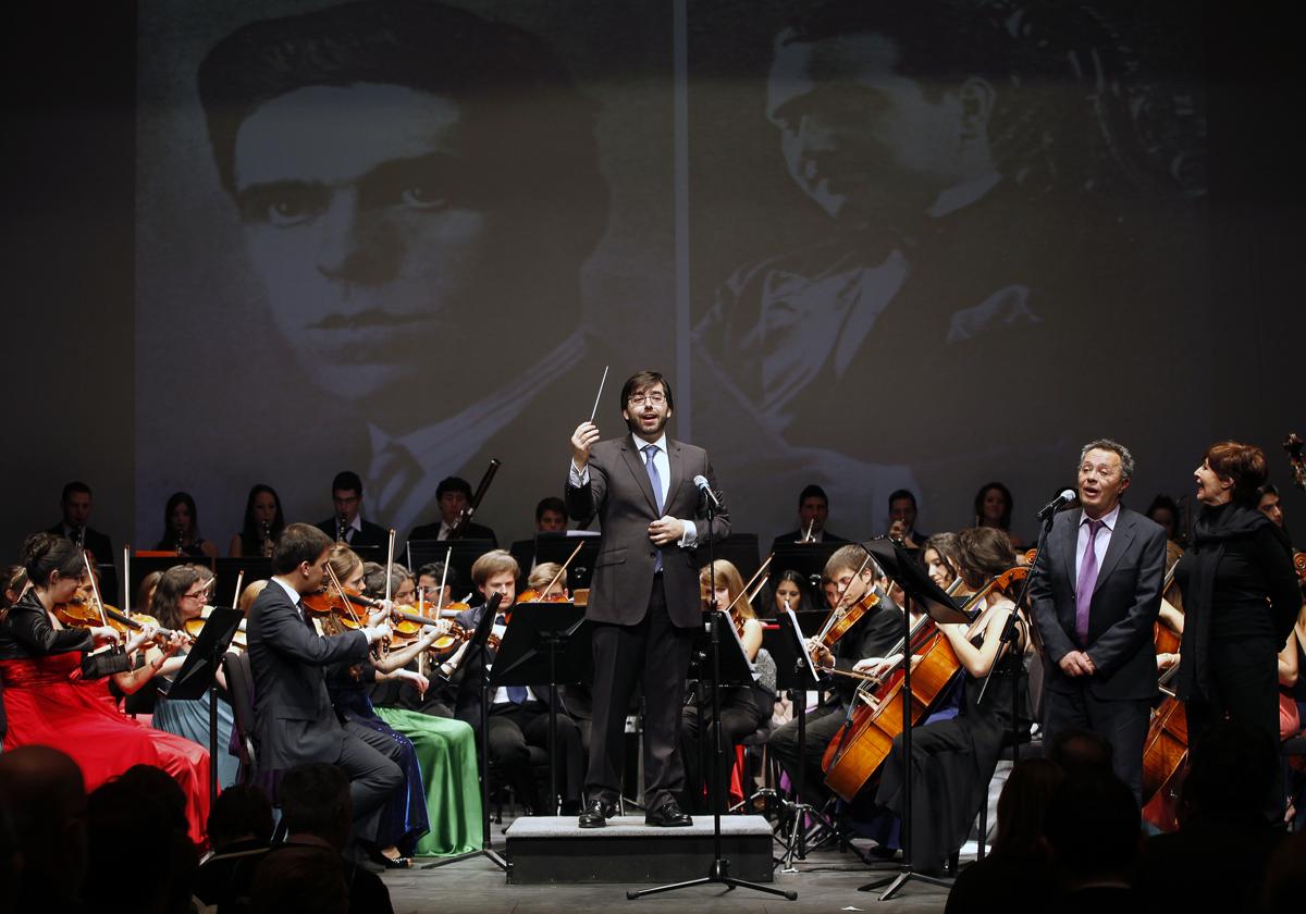 La Joven Orquesta Sinfónica de Valladolid (JOSVA) interpreta el Himno de Valladolid de Liébanas y Varona, en presencia de Concha Velasco en el Teatro Zorrilla.