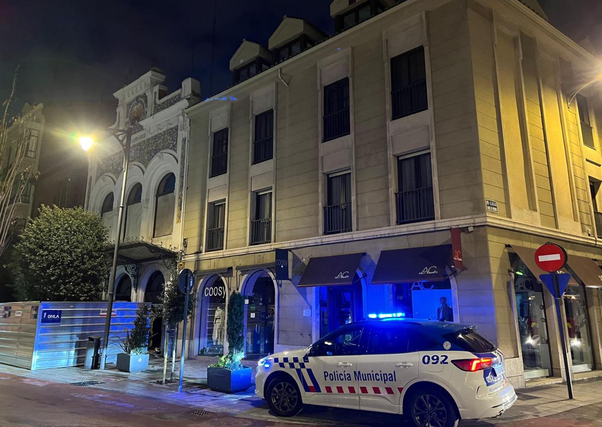 Imagen secundaria 1 - Bomberos y Policía Municipal, a primera hora de este miércoles frente al Teatro Lope de Vega.