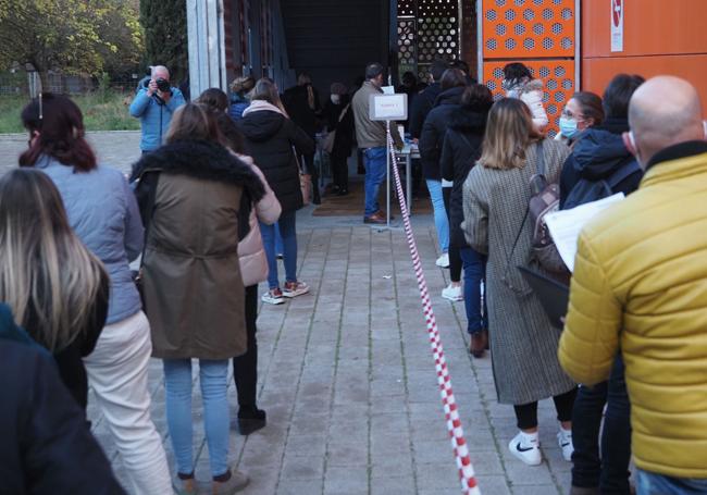 Aspirantes a lograr un empleo público hacen cola para entrar al examen de la oposición.