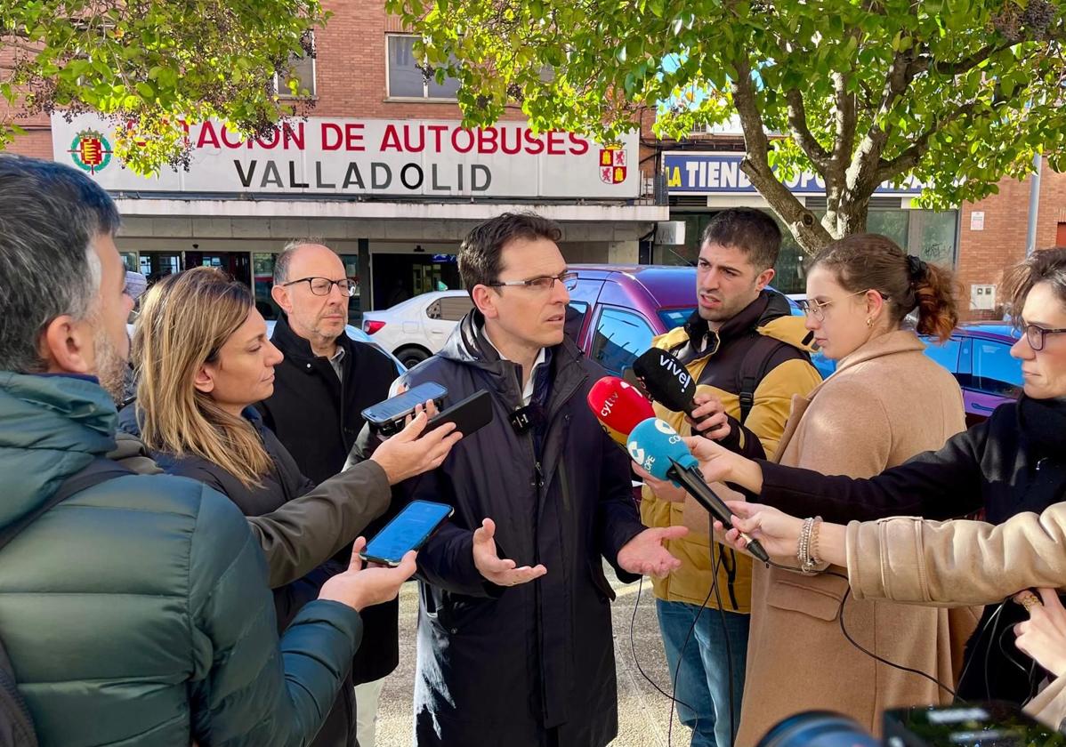 El portavoz del PSOE, Pedro Herrero, este miércoles frente a la estación de autobuses de Valladolid.