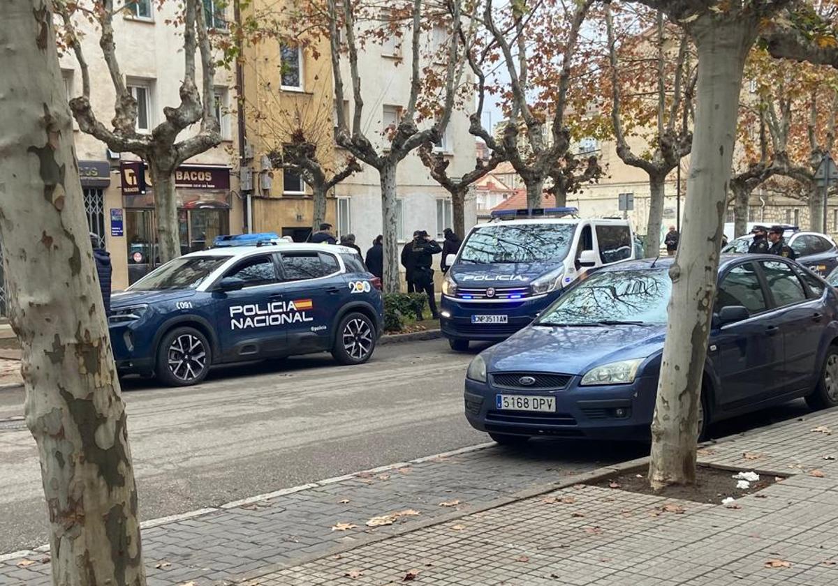 La Policía Nacional durante el registro de la vivienda.